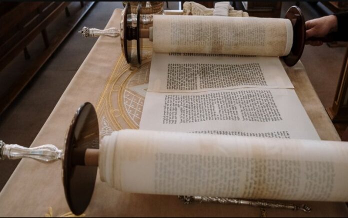 Top 7 Fascinating Facts About Torah Scrolls